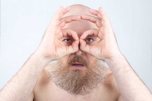 Портрет мужчины с бородой, глядя сквозь пальцы