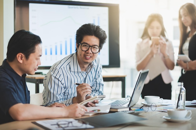 Photo portrait of man with colleagues working at office