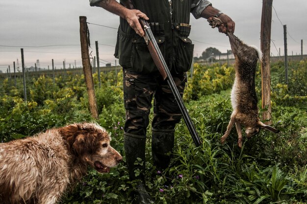 Foto ritratto di un uomo con un cane sul campo