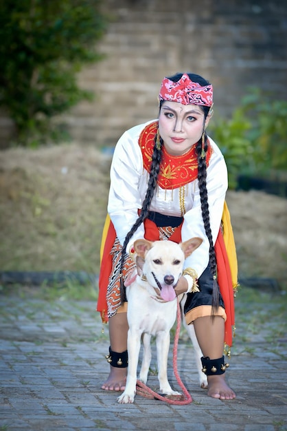 Photo portrait of man with dog standing outdoors