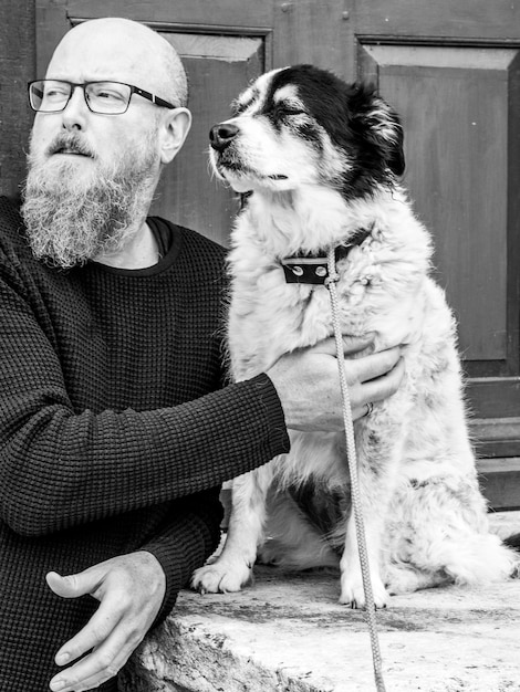 Photo portrait of man with dog