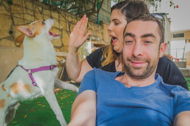 Foto ritratto di un uomo con un cane