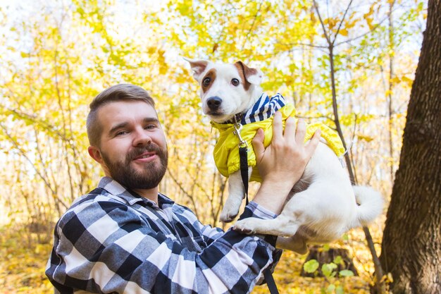 Foto ritratto di un uomo con un cane