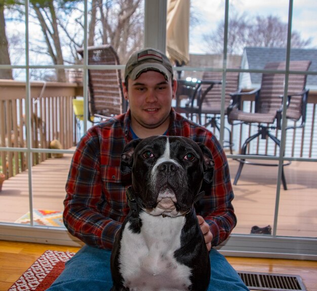 Photo portrait of man with dog