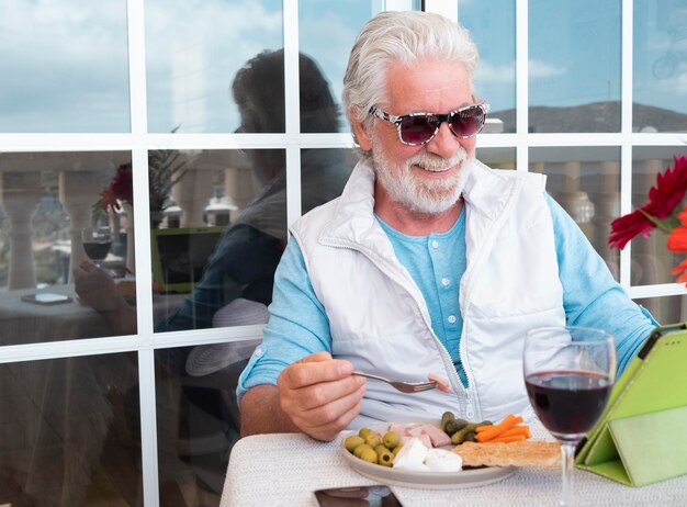 Foto ritratto di un uomo con una bevanda sul tavolo in un ristorante