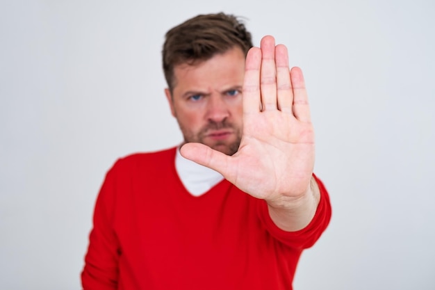 Foto ritratto di un uomo con le mani su sfondo bianco