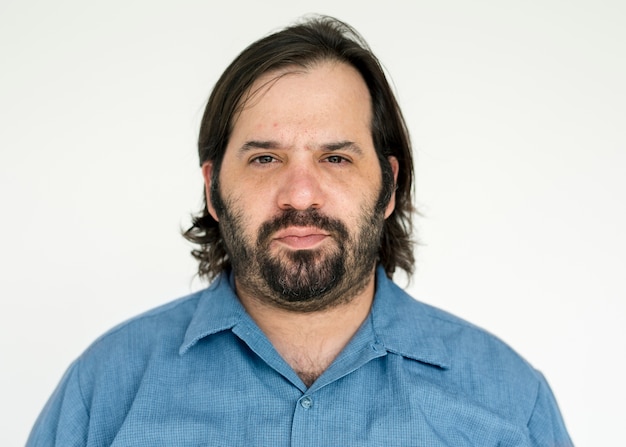 Foto ritratto di un uomo con i capelli lunghi e barba