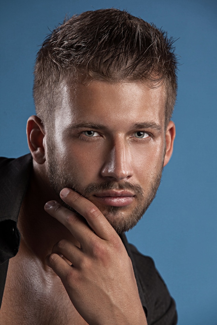Photo portrait man with muscular body 