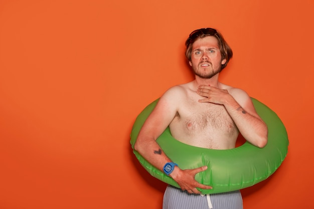 Photo portrait of man with sunburn marks on skin