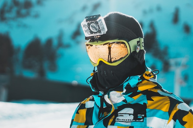 Foto ritratto di un uomo con un ombrello in inverno