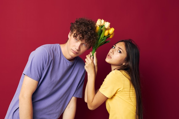 花の花束の男性と女性の肖像画は、変更されていないロマンスのライフスタイルを贈ります