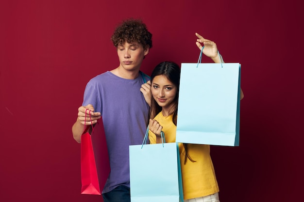 Ritratto di un uomo e di una donna borse colorate shopping divertente stile di vita inalterato