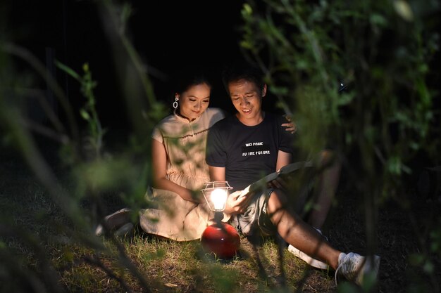 Photo portrait of man and woman on field