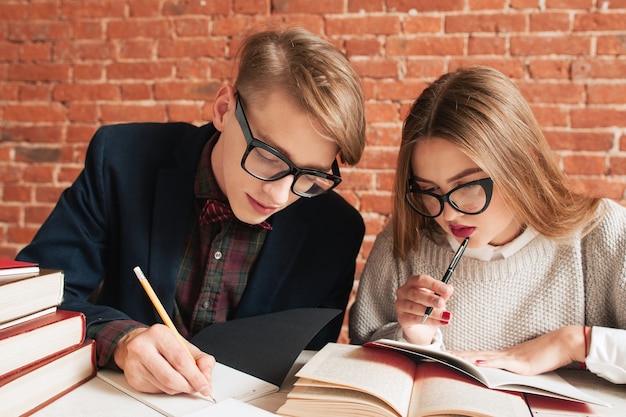 図書館で勉強している男性と女性の肖像画