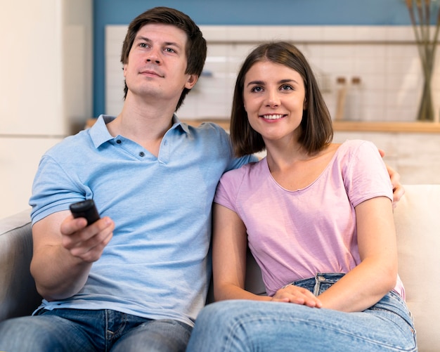 テレビを見ている男女の肖像画