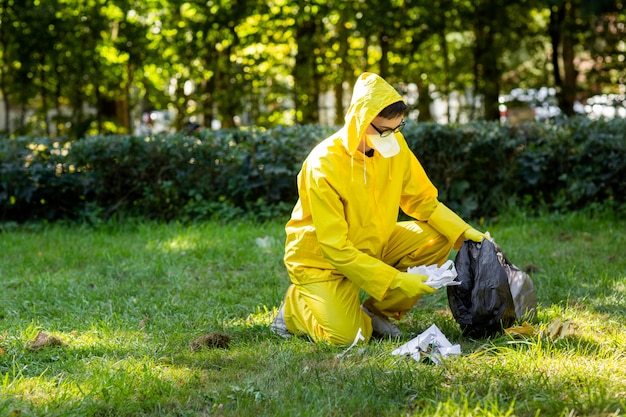 Foto ritratto di un uomo in una tuta protettiva gialla e maschera.