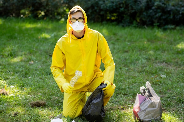 Ritratto di un uomo in una tuta protettiva gialla e maschera.