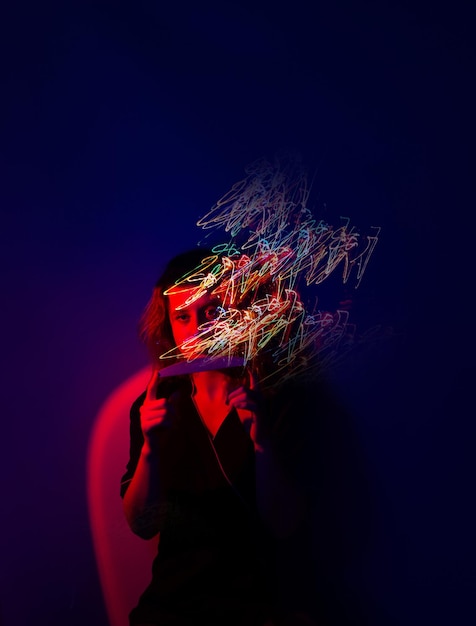 Photo portrait of manicurist a holding manicure files in her hands nail manicurist photo content in neon light