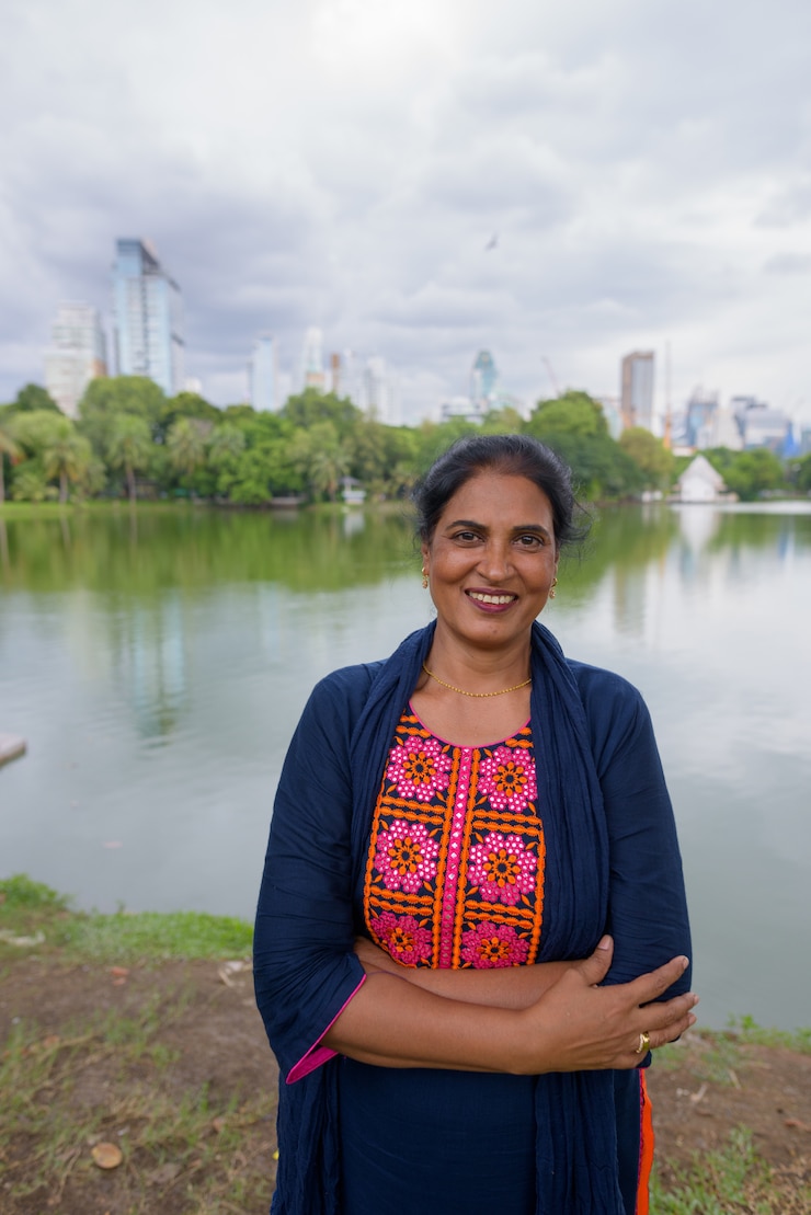 Photo portrait of mature beautiful indian woman exploring the city of bangkok, thailand
