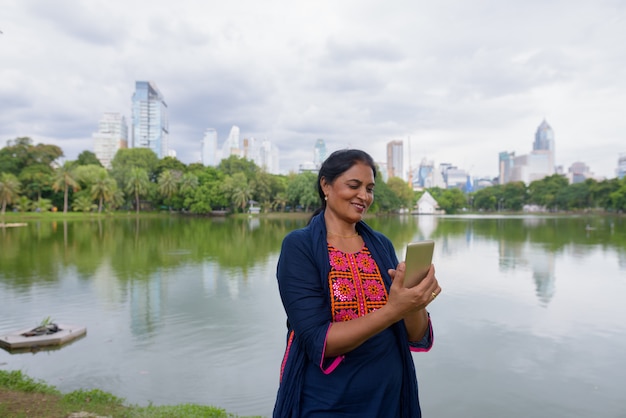 Ritratto di bella donna indiana matura che esplora la città di bangkok, tailandia