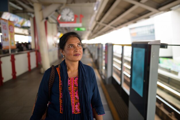 タイ、バンコクの街を探索する成熟した美しいインドの女性の肖像画