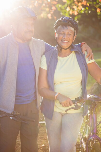 Photo portrait of mature couple holding cycling helmet