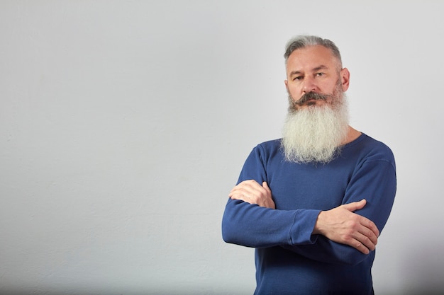 Photo portrait of mature gray-haired bearded man in blue sweatshirt