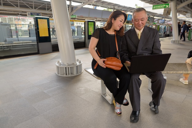 成熟した日本のビジネスマンとバンコクの街を探索する成熟した日本人女性の肖像画