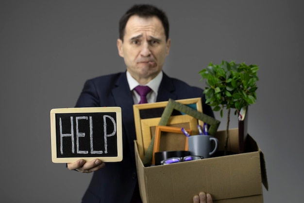 Photo portrait of mature man against gray background