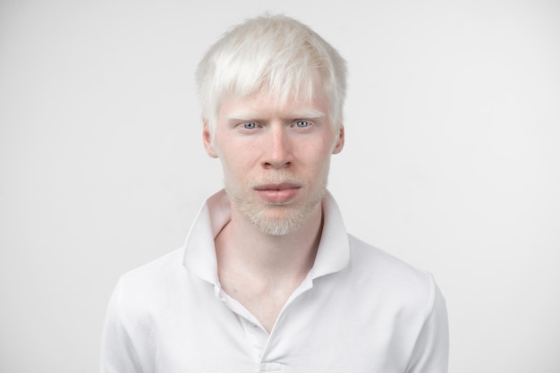 Photo portrait of mature man against white background