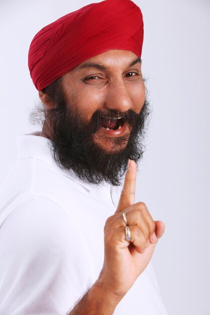 Photo portrait of mature man against white background