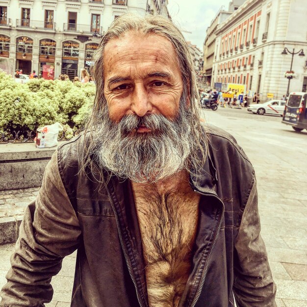 Photo portrait of mature man in city