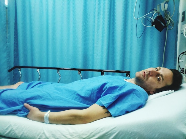 Photo portrait of mature man lying on hospital bed