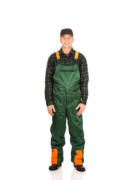 Photo portrait of mature man in protective workwear standing over white background