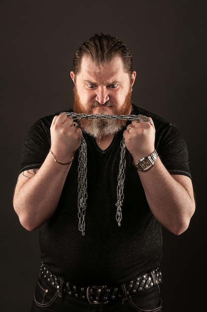 Photo portrait of mature man standing against black background