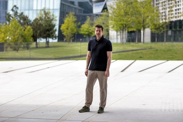 Photo portrait of mature man standing in city