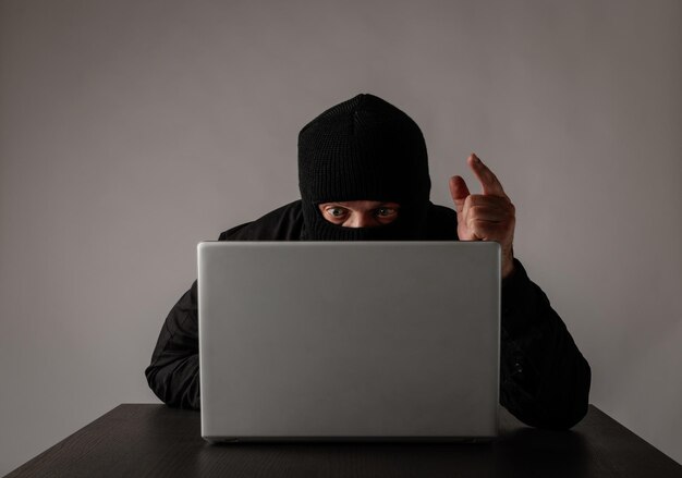 Photo portrait of mature man using phone while sitting on table