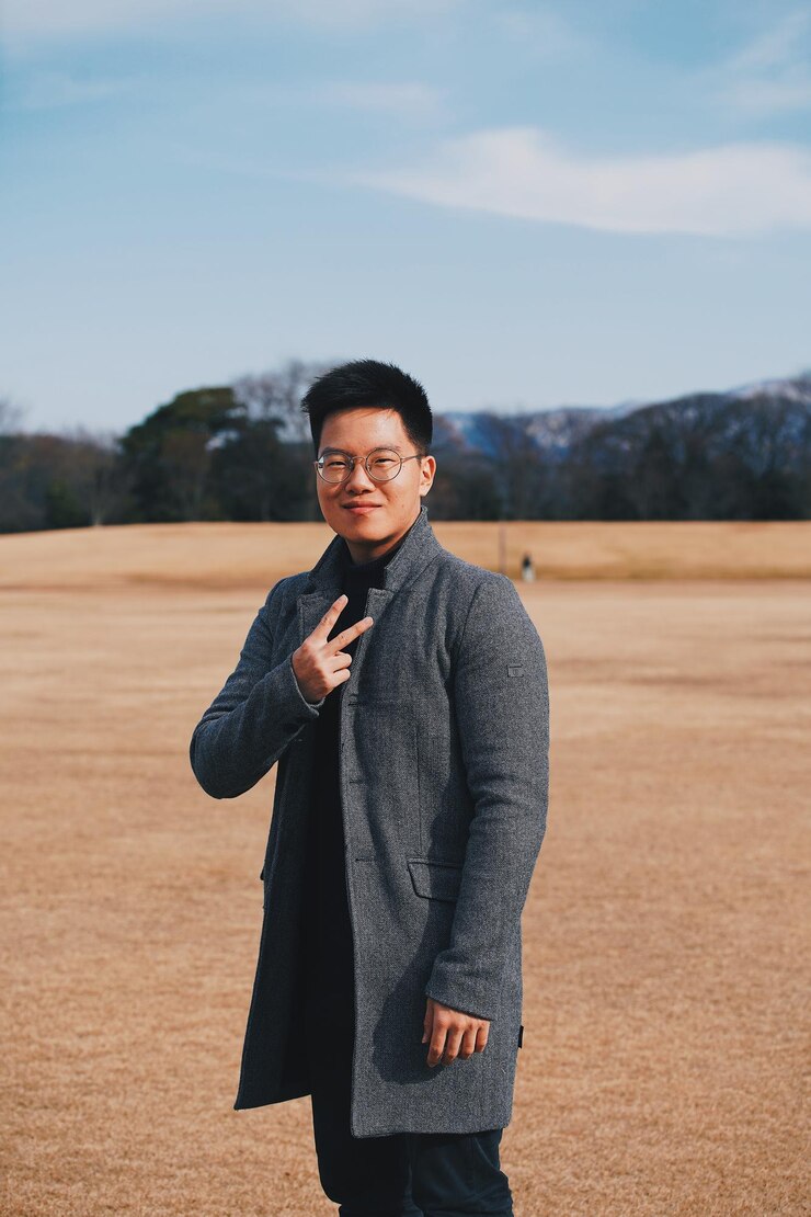 Photo portrait of mature man using smart phone against sky