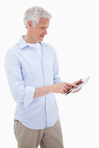 Photo portrait of a mature man using a tablet computer