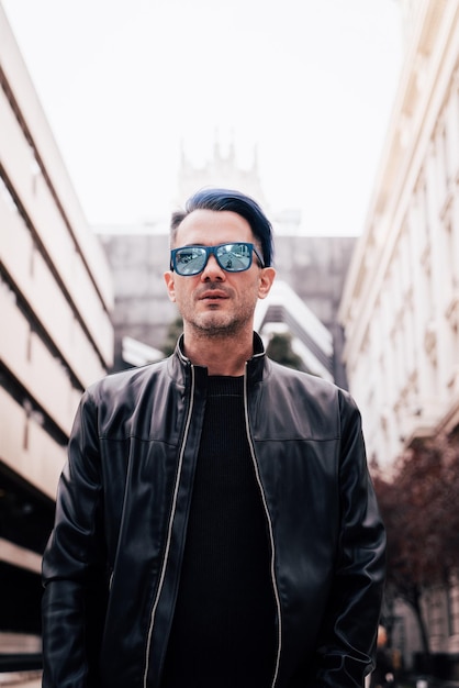 Photo portrait of mature man wearing sunglasses while standing outdoors