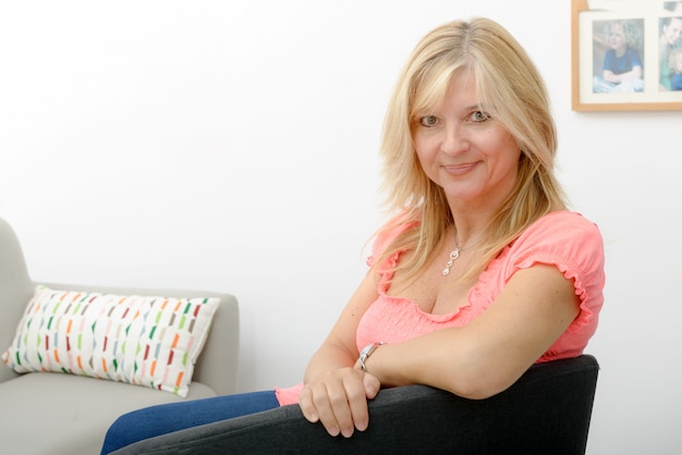 Photo portrait of mature smiling blond woman