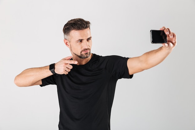 성숙한 스포츠맨의 초상화는 selfie를 복용