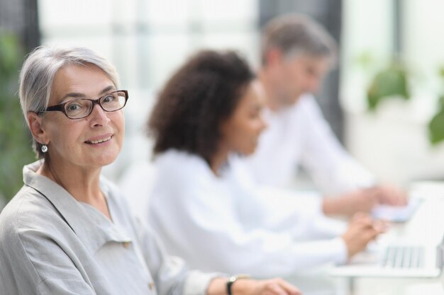 Photo portrait of a mature woman during a break in the office