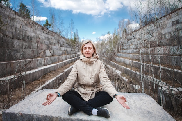 Ritratto di una bionda meditating all'aperto