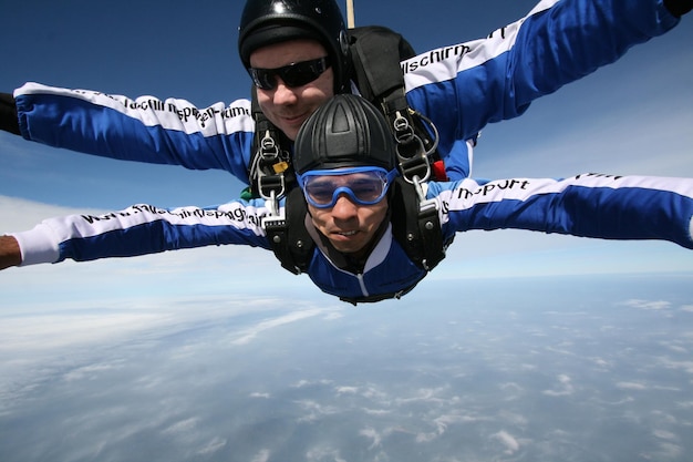 Photo portrait of men skydiving