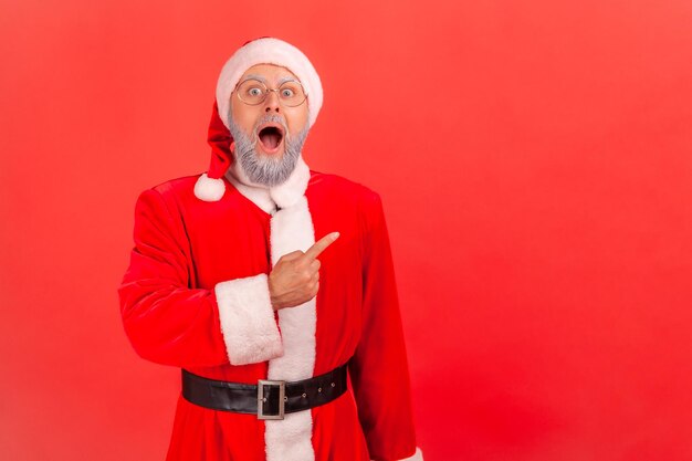 Portrait of mid adult man against red background