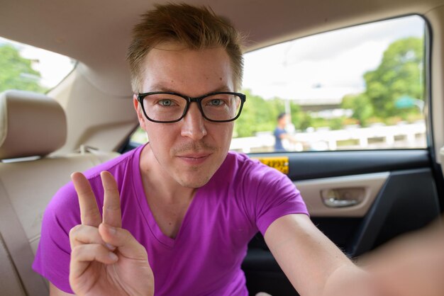 Photo portrait of mid adult man in car