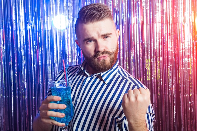 Photo portrait of mid adult man drinking glass