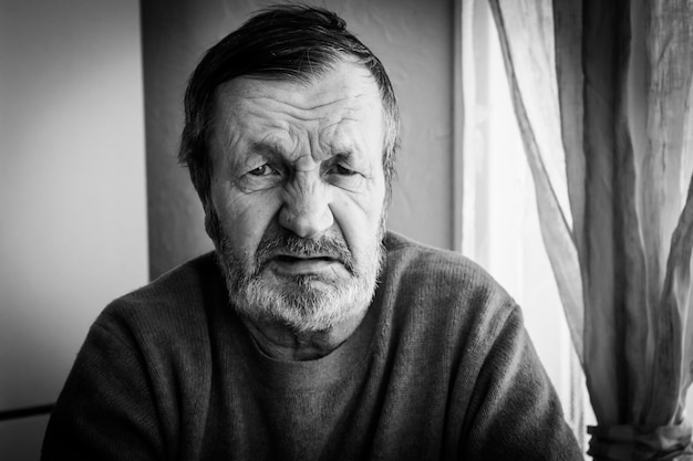 Photo portrait of mid adult man at home