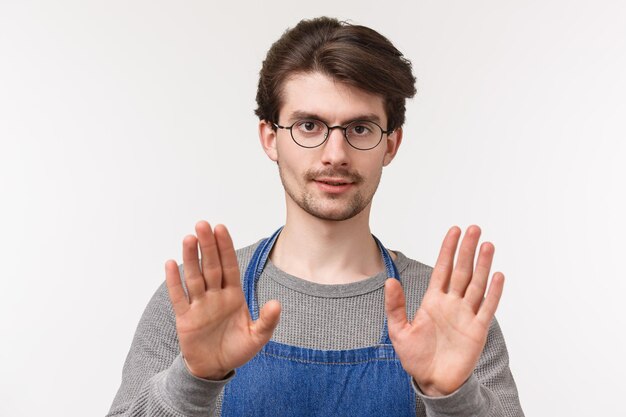 Photo portrait of mid adult man standing against white background